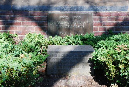 900090 Afbeelding van het gedenkteken voor Pierre M. Roels en de gedenksteen voor de Spoorwegstaking 1944-1945 in het ...